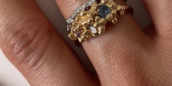 Three stone ruby ​​ring with Granules